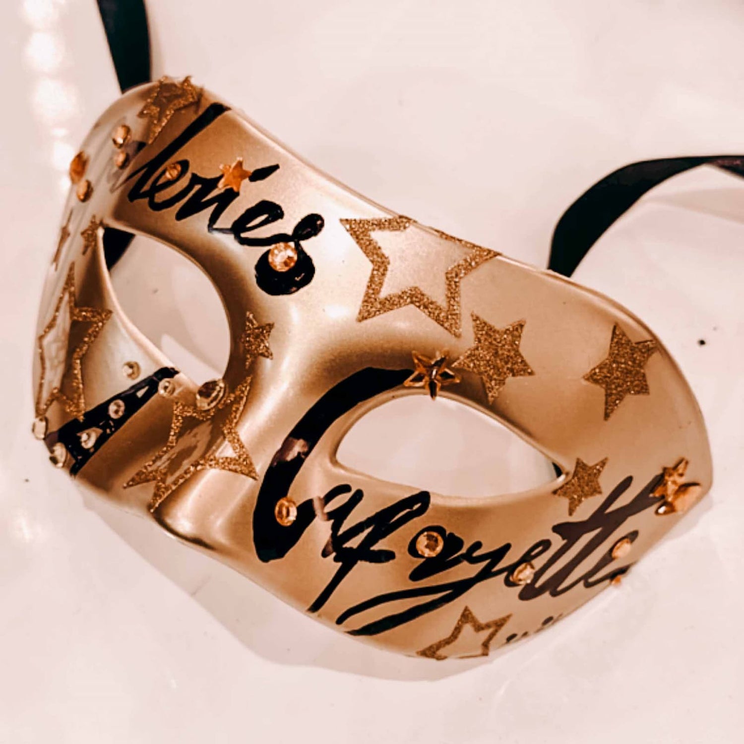 DIY Maske in Gold mit verschiedenen bemalten Elementen beim kreativen Teamevent von GRIMMS GARTEN, Workshop in Berlin