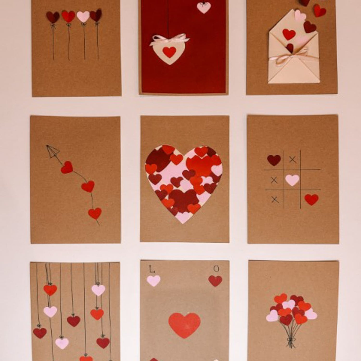 Neun gestaltete Postkarten mit rosa und roten Herzmotiven beim kreativen Postkarten Workshop von GRIMMS GARTEN, DIY Kreativkurs in Berlin