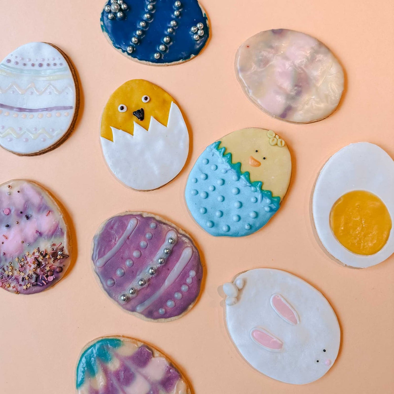 Viele fertig bemalte Osterkekse mit unterschiedlichen Motiven und Farben auf dem Tisch beim Osterkekse Workshop von GRIMMS GARTEN, Kreativkurs Berlin