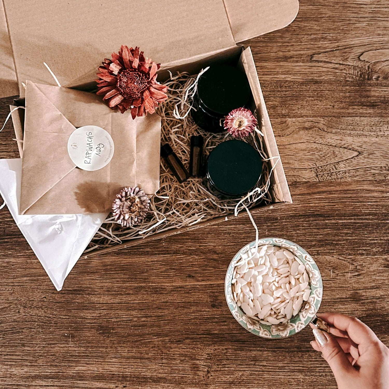 Kerzenwachs in Schüssel mit offener DIY Box im Hintergrund, kreativer Kerzenworkshop bei Grimms Garten Berlin