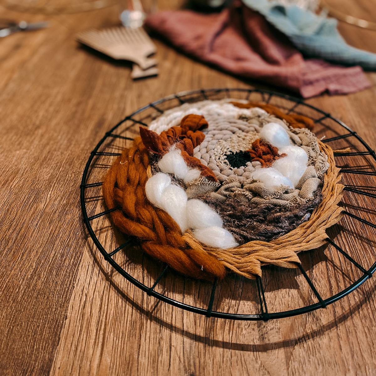 Rundweben in Orange, Gelb und Beige Nahaufnahme – Boho Webkurs mit Naturfarben in Berlin