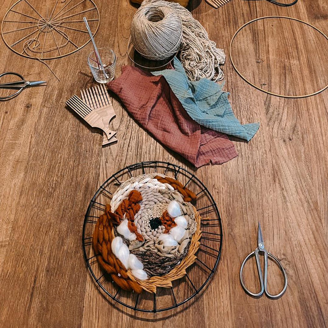 Fertiger Rundweben mit Stoffen, Garn und Schere – kreative Handarbeit beim Rundweben Workshop.