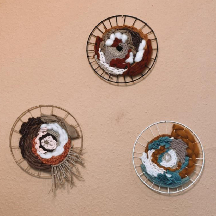 Drei bunte Rundweben hängen an der Wand – Boho Wanddeko selbst gestalten im Rundweben Workshop.