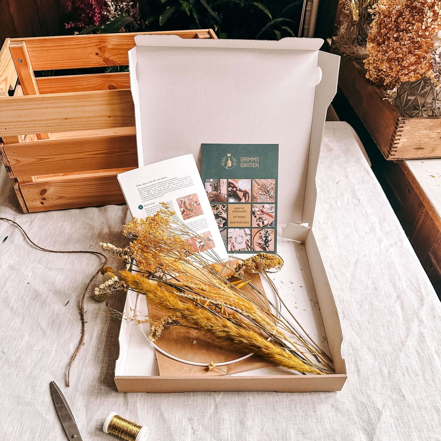 Offene DIY Box Sonnenlicht mit gelben Trockenblumen und Anleitung – kreative Geschenkidee.