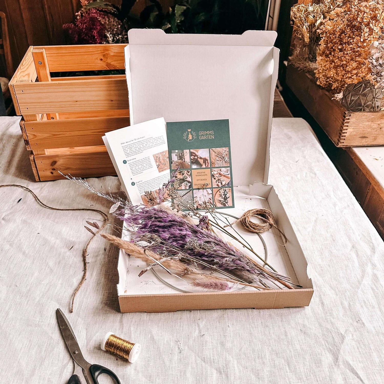 Offene DIY Box Violetta mit lila und beigen Blüten, Garn und Anleitung – Geschenkidee zum Selbermachen.