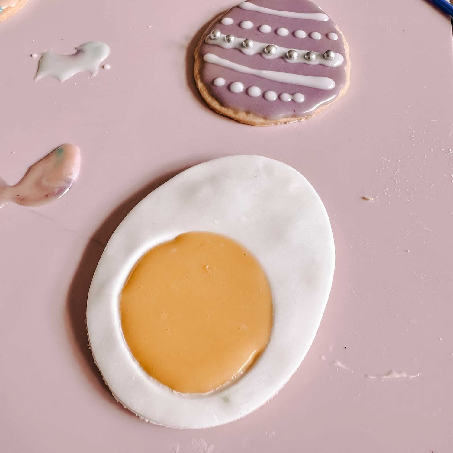 Spiegelei-Motiv aus Fondant und Zuckerguss auf handbemaltem Osterkeks beim Osterkekse Workshop von GRIMMS GARTEN, kreativer Backkurs in Berlin