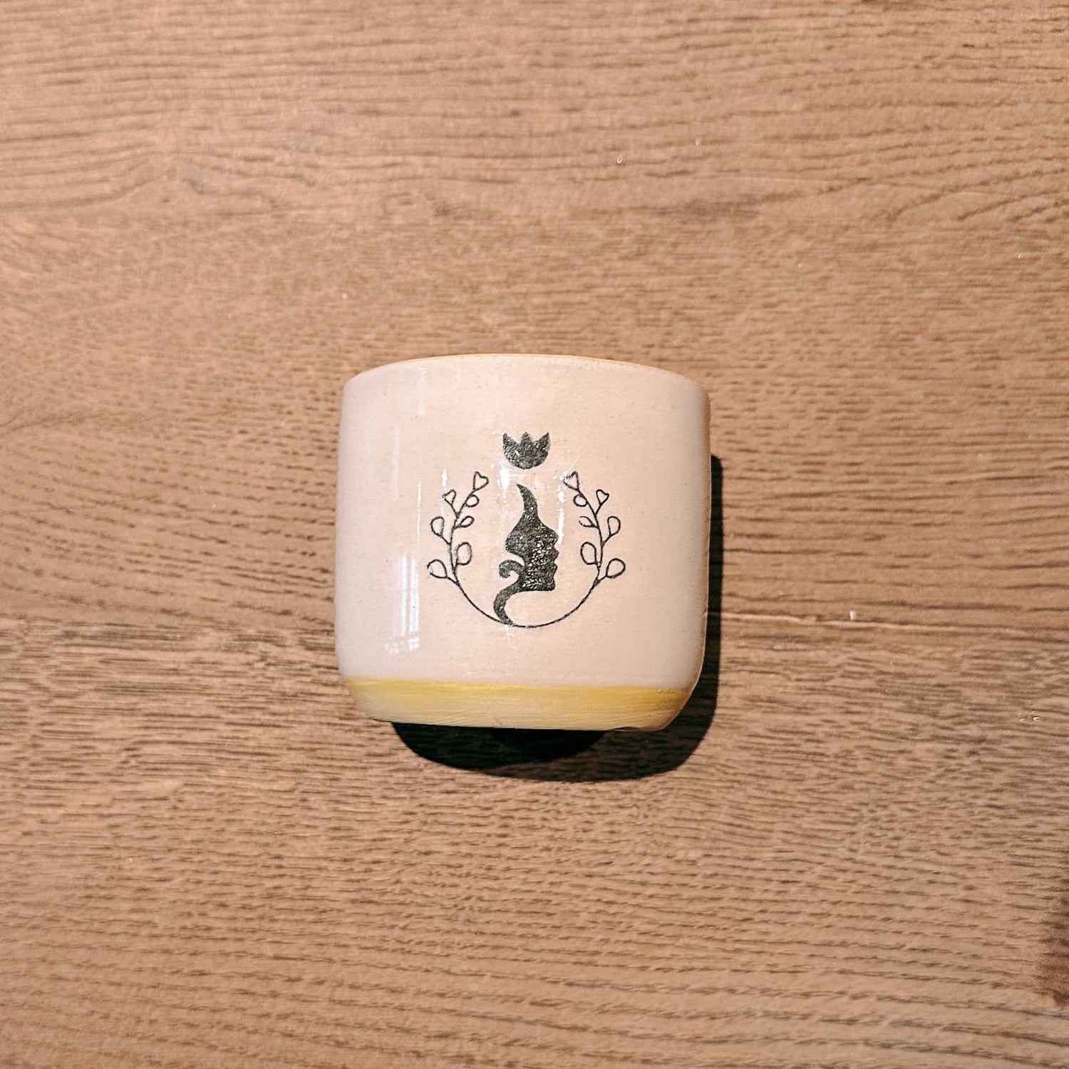 Firmenlogo Grimms Garten auf Tasse aufgebracht, kreatives Workshop-Ergebnis