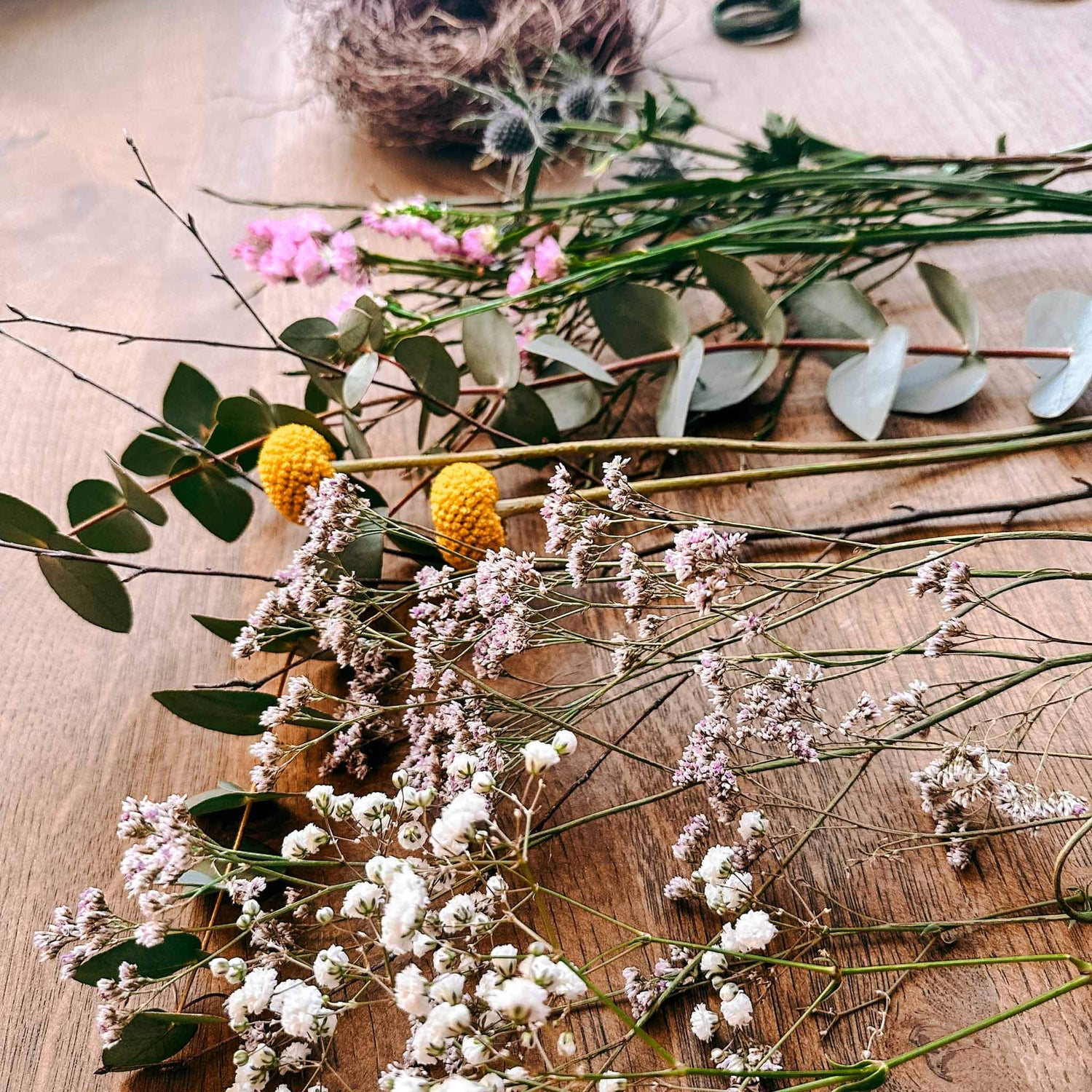 Nahaufnahme bunter Blumen in Weiß, Gelb und Rosa – natürliche Materialien der DIY Box.