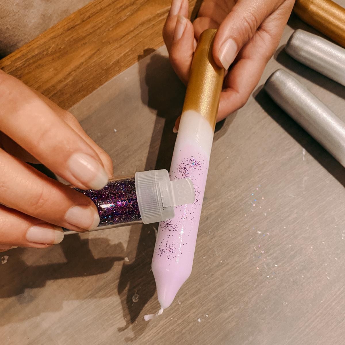 Kerze wird gehalten und angemalt – kerzen workshop berlin, kerzen färben.Auch als Firmenevent buchbar.