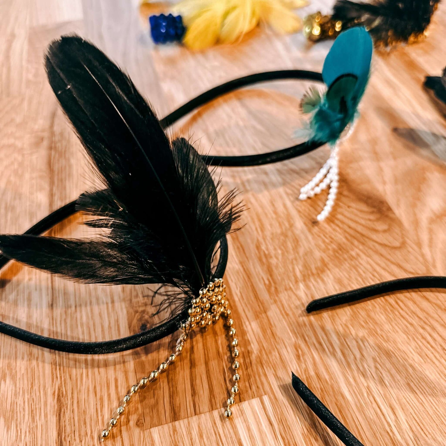 Schwarzer Haarschmuck mit goldenen Perlen Nahaufnahme – glamouröser 20er Jahre Haarreif Workshop.