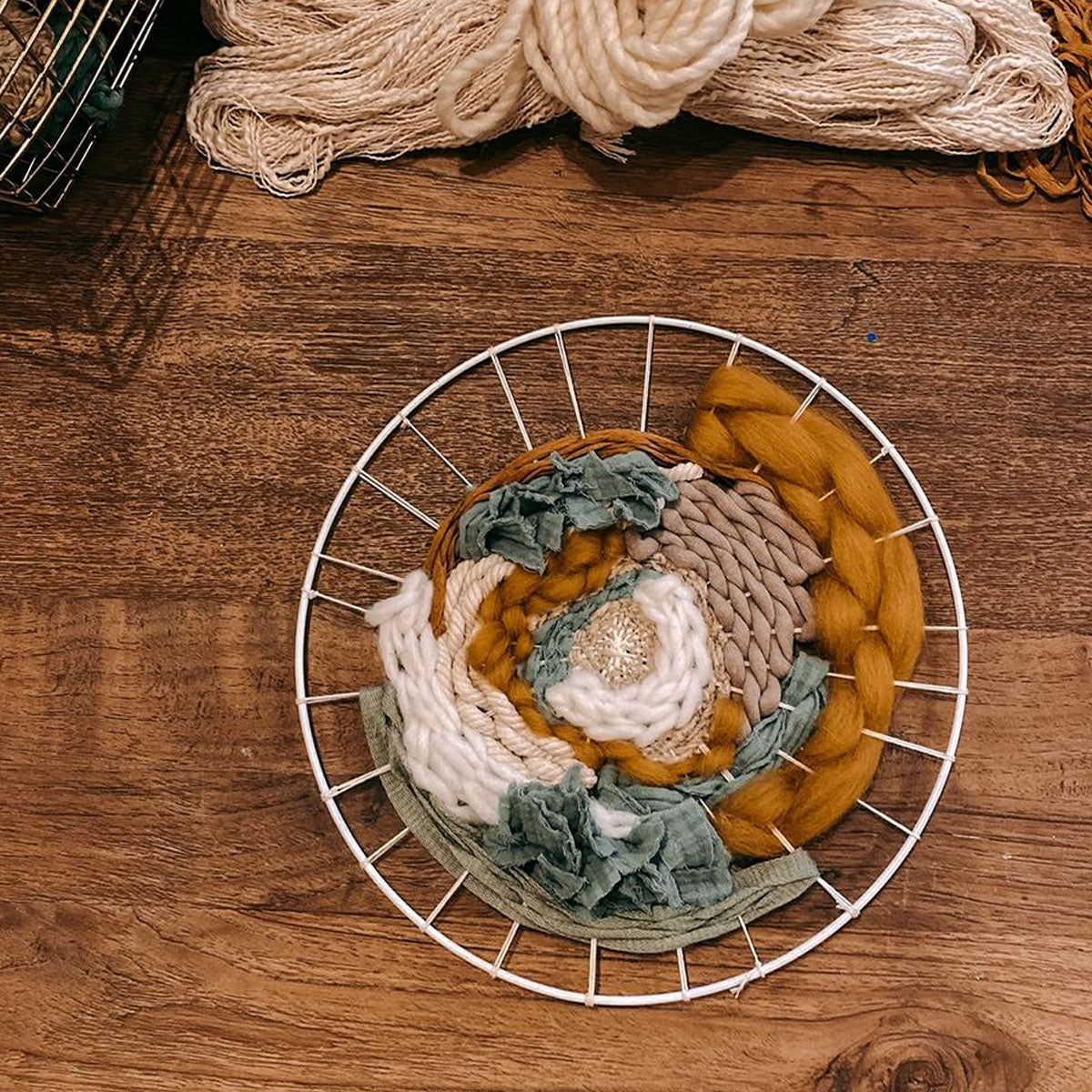 Rundweben in Orange, Blau, Weiß und Beige – DIY Workshop für modernes Boho Wandbild.