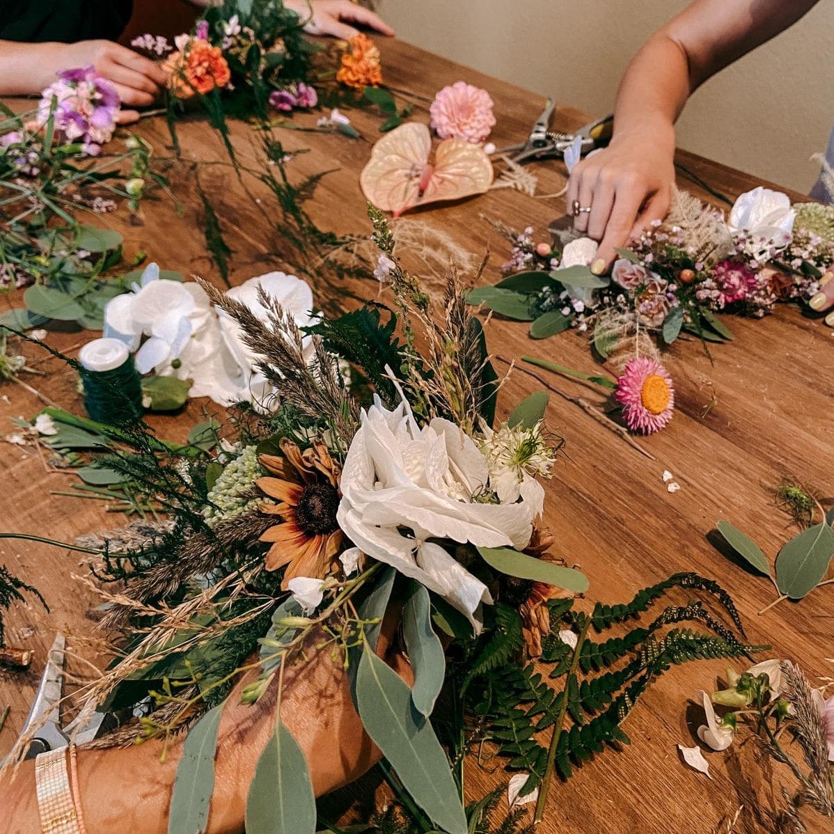 Personen basteln bunte Blumendeko, kreativer DIY Workshop bei Grimms Garten Berlin