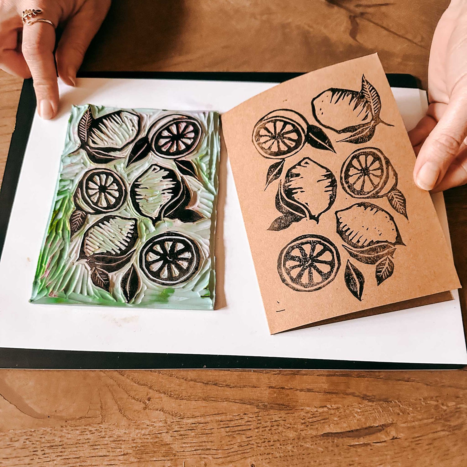 Schwarzer Zitronendruck auf Karte – Linolschnitt, Linoldruck, DIY Kunstdruck.