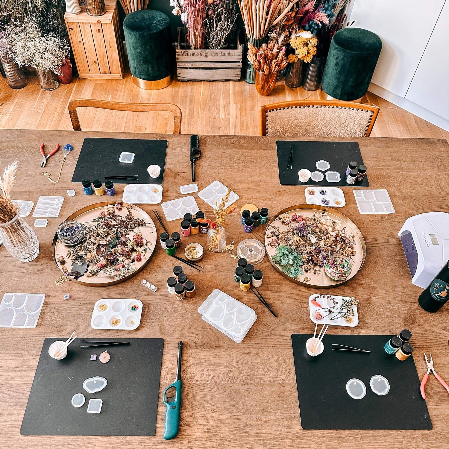 Tisch mit vier Arbeitsplätzen und Schmuckmaterialien – resin schmuck workshop, resin jewelry, auch für Firmenevents.