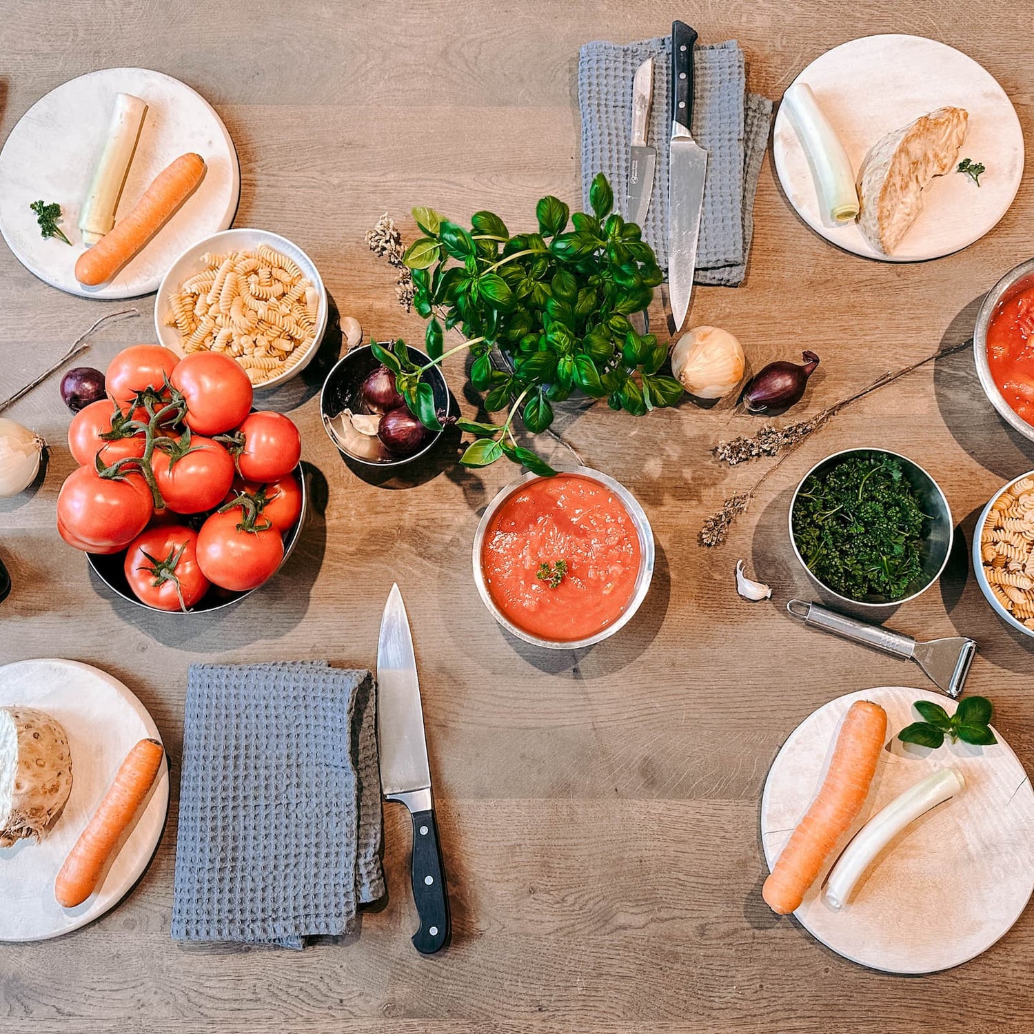 Verschiedene Zutaten übersichtlich auf dem Tisch angerichtet beim Batch Cooking Workshop von GRIMMS GARTEN, Meal Prep Kochkurs in Berlin