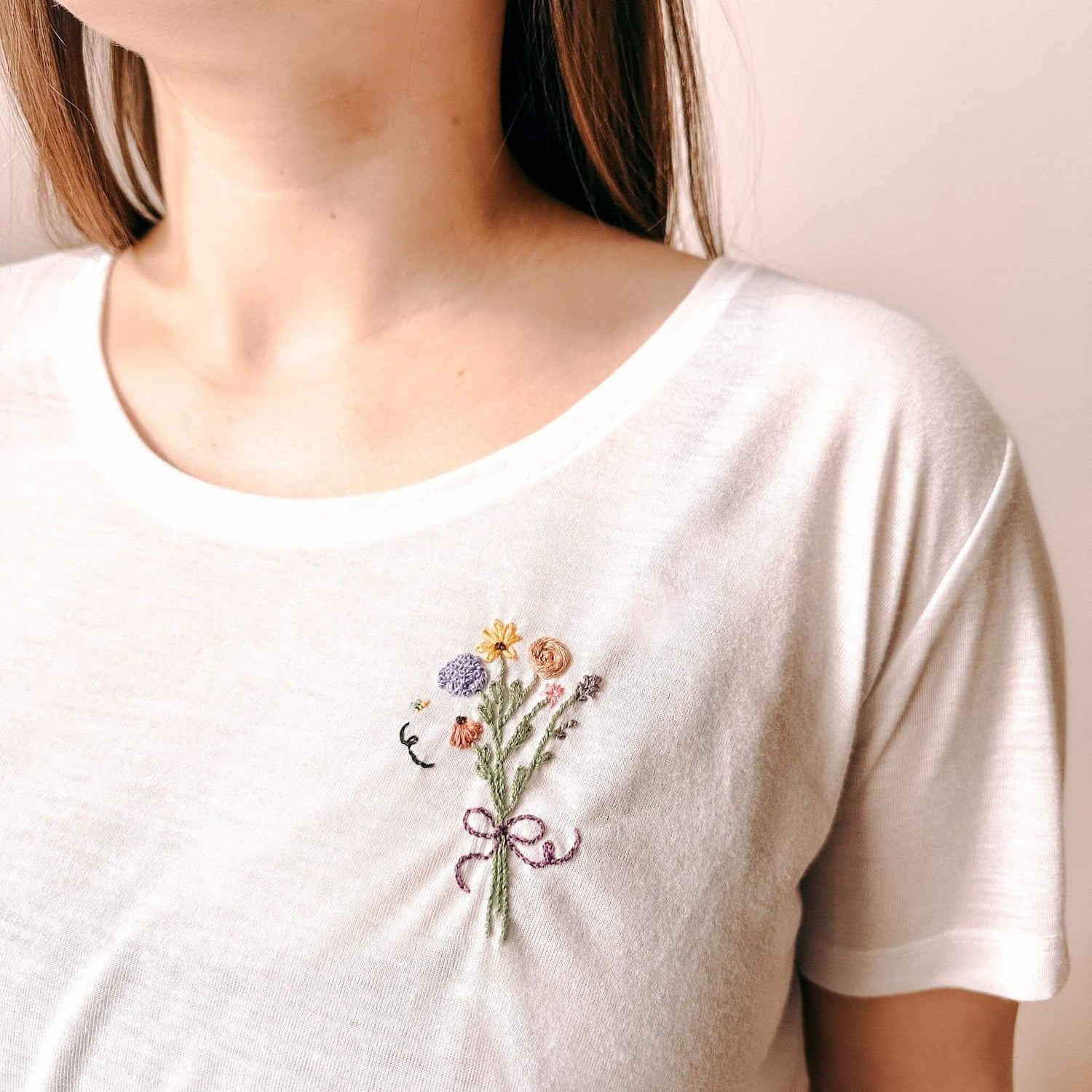 Getragenes T-Shirt mit buntem gesticktem Blumenstrauß – stickerei design, diy kleidung, nachhaltige mode, embroidery art.