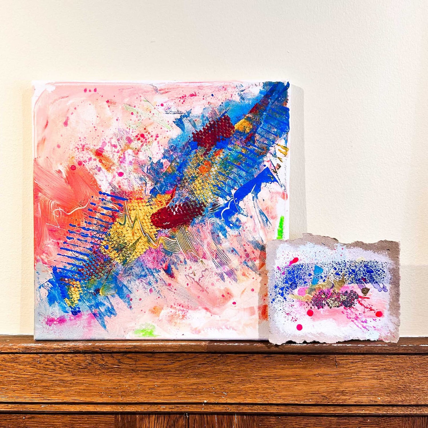Leinwand und Malpappe abstrakt bemalt in verschiedenen Farben an der Wand beim Acryl Workshop von GRIMMS GARTEN Berlin