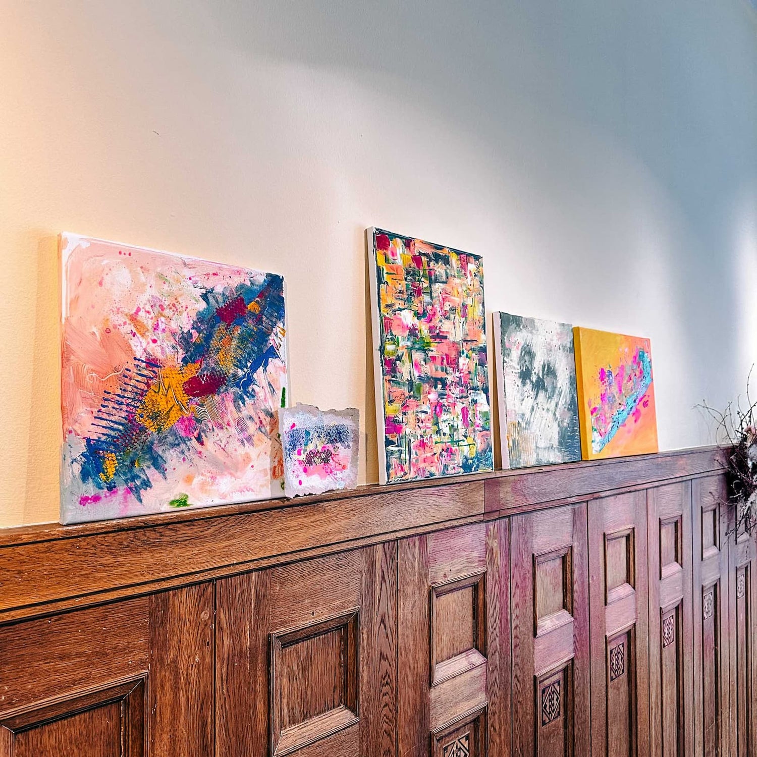 Fünf fertig bemalte Leinwände als abstrakte Kunstwerke beim kreativen Acryl Workshop von GRIMMS GARTEN Berlin