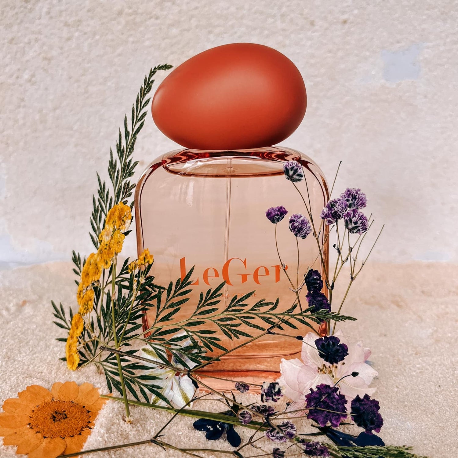 Parfum Flakon mit dekorativen Blumen arrangiert im kreativen Workshop von GRIMMS GARTEN in Berlin