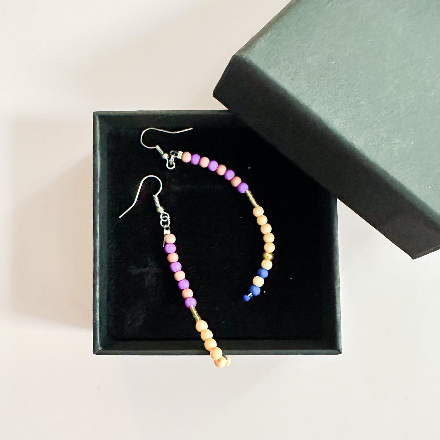 Box mit zwei Perlenohrringen – DIY Schmuck, Perlenschmuck Workshop, Armband selber machen.