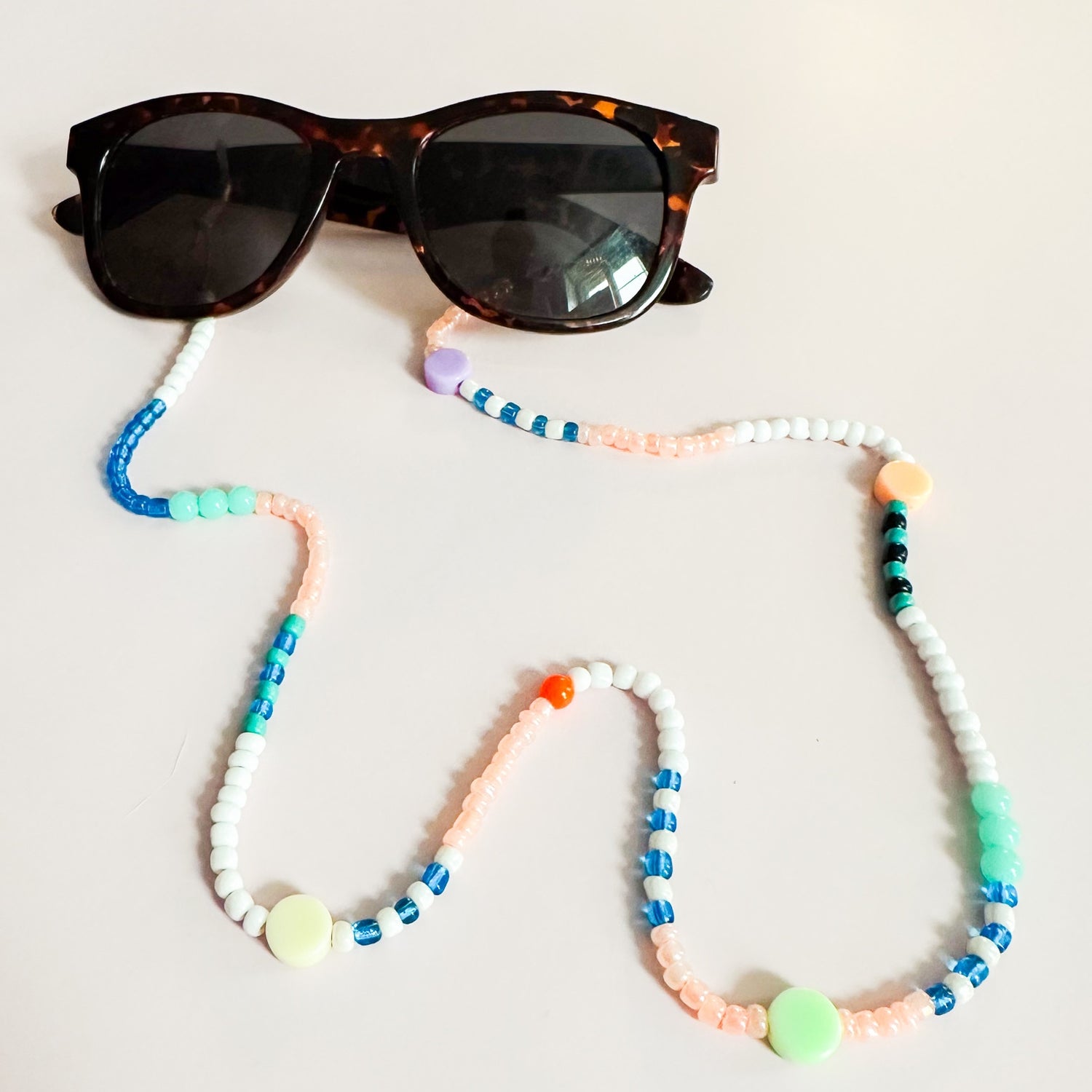 Sonnenbrille mit Perlenband – DIY Perlenschmuck, Armband selber machen, Workshop Berlin.