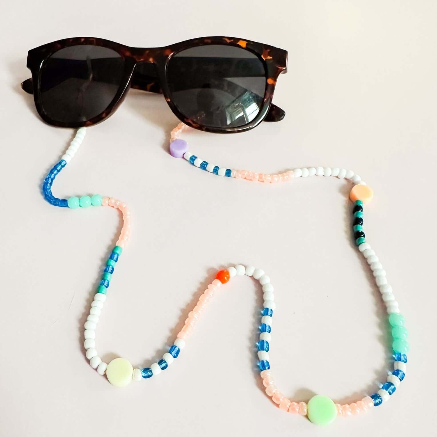 Sonnenbrille mit Perlenband – DIY Perlenschmuck, Armband selber machen, Workshop Berlin.