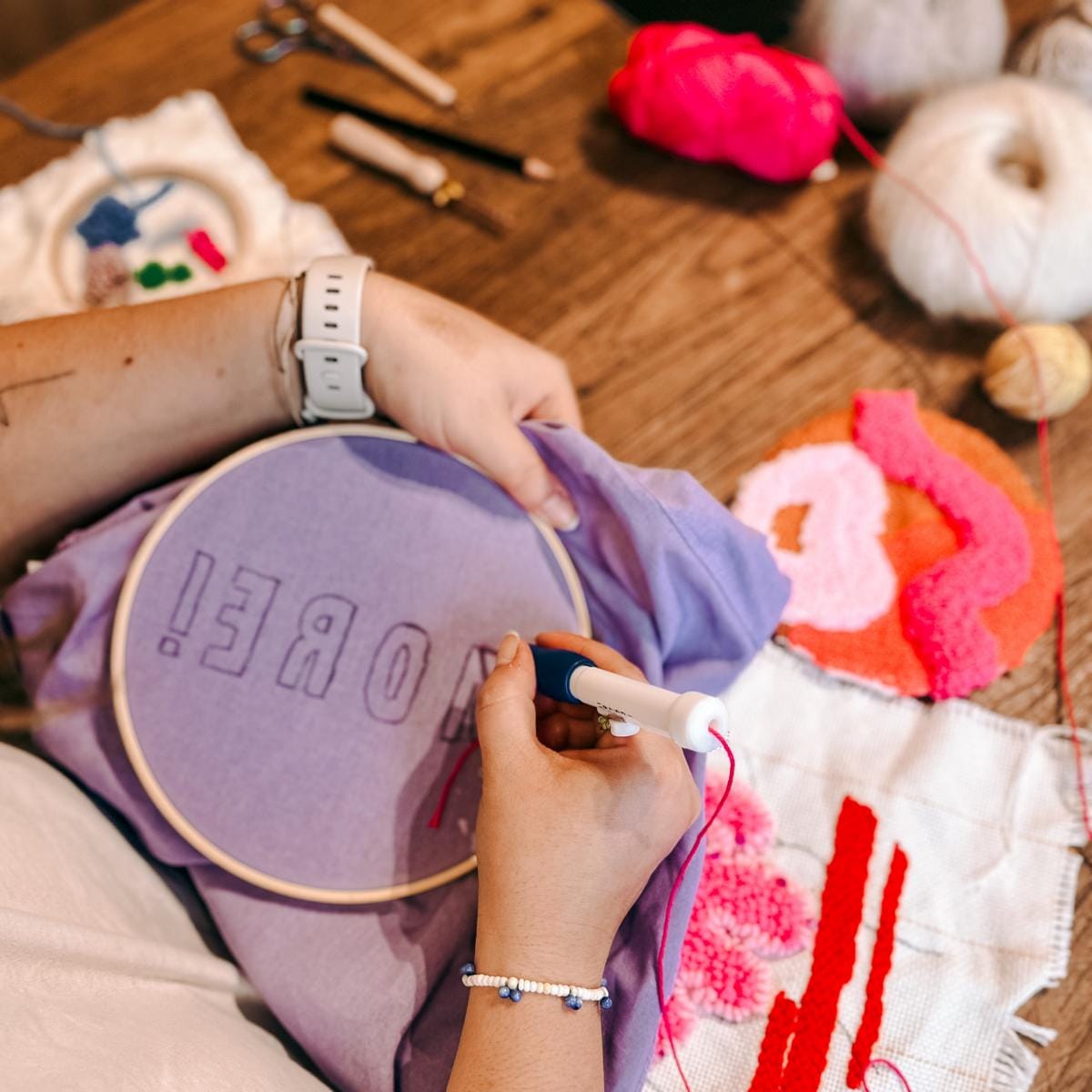 Eingespannter Stoff im Rahmen, Hände halten Punch-Needle – DIY Punch-Needle Workshop Berlin.