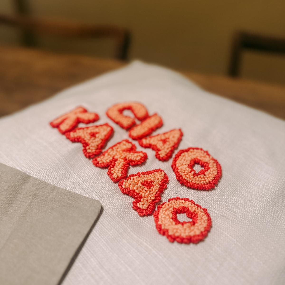 „Ciao Kakao“ in Orange-Rot auf Stoff gepuncht – Punch-Needle Workshop Berlin, DIY Deko.