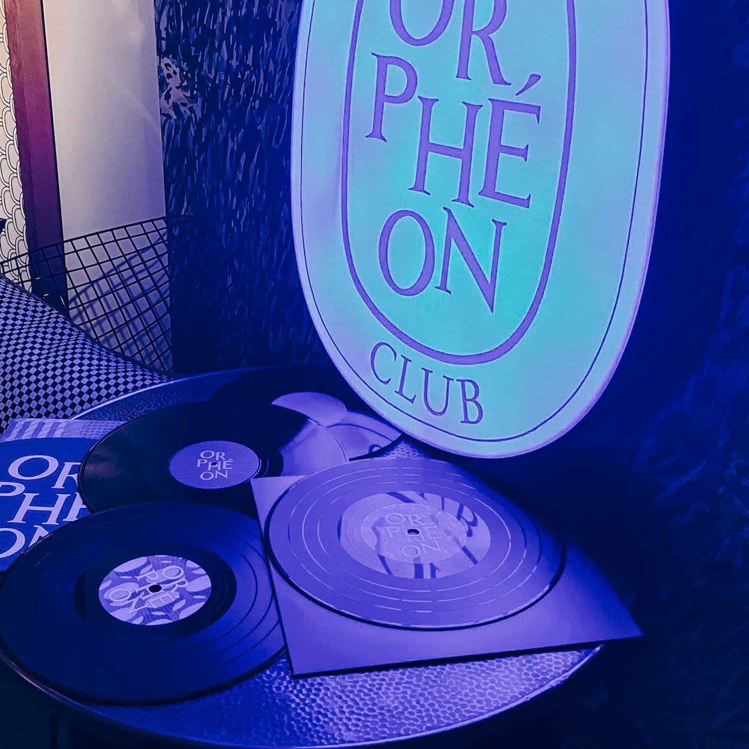 Drei unbemalte Schallplatten im blauen Licht beim Vinylplatten bemalen Workshop von GRIMMS GARTEN, DIY Kreativkurs in Berlin