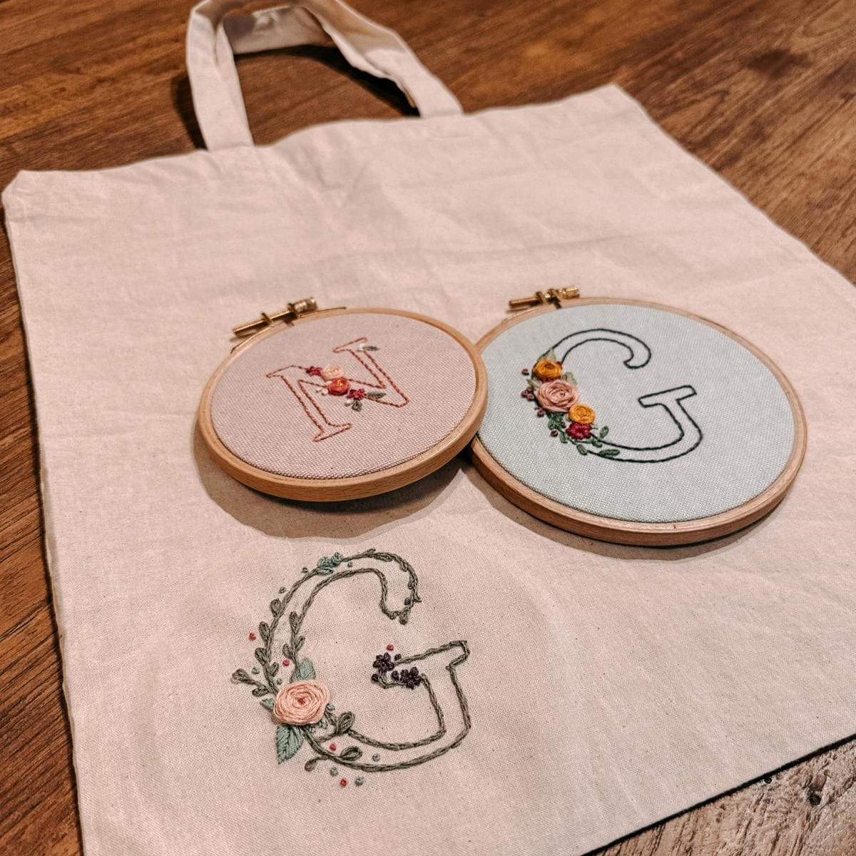 Zwei fertige Stickrahmen mit Monogrammen G und N – DIY Stickerei, Handarbeit Kurs