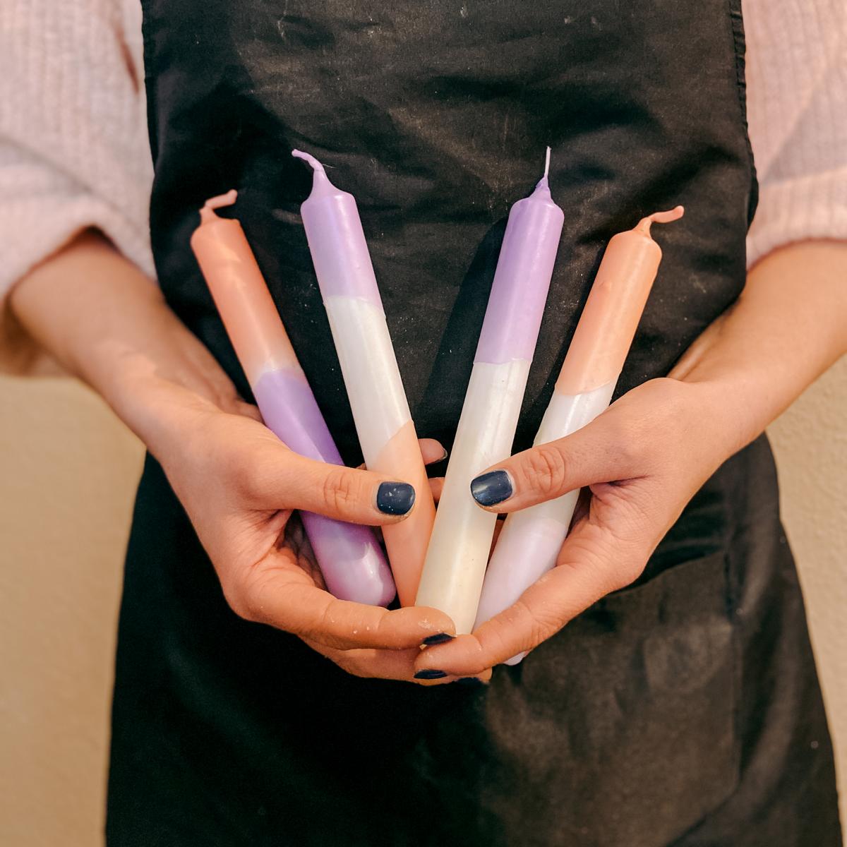 Hände halten bunt gefärbte Kerzen – kerzen workshop berlin, kerzen färben.Auch als Firmenevent buchbar.