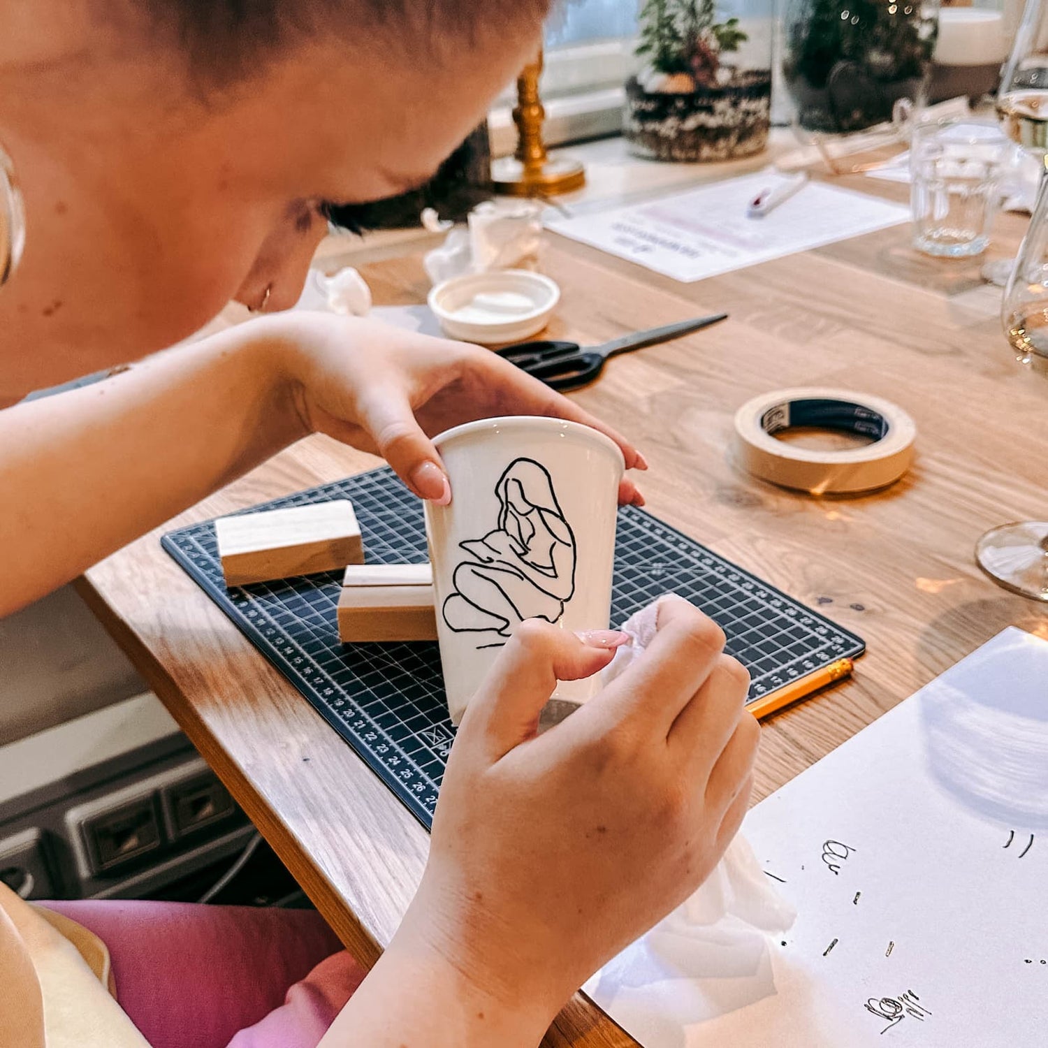 Handbemalter Becher mit Illustration einer lesenden Frau beim Tassen bemalen Workshop von GRIMMS GARTEN Berlin