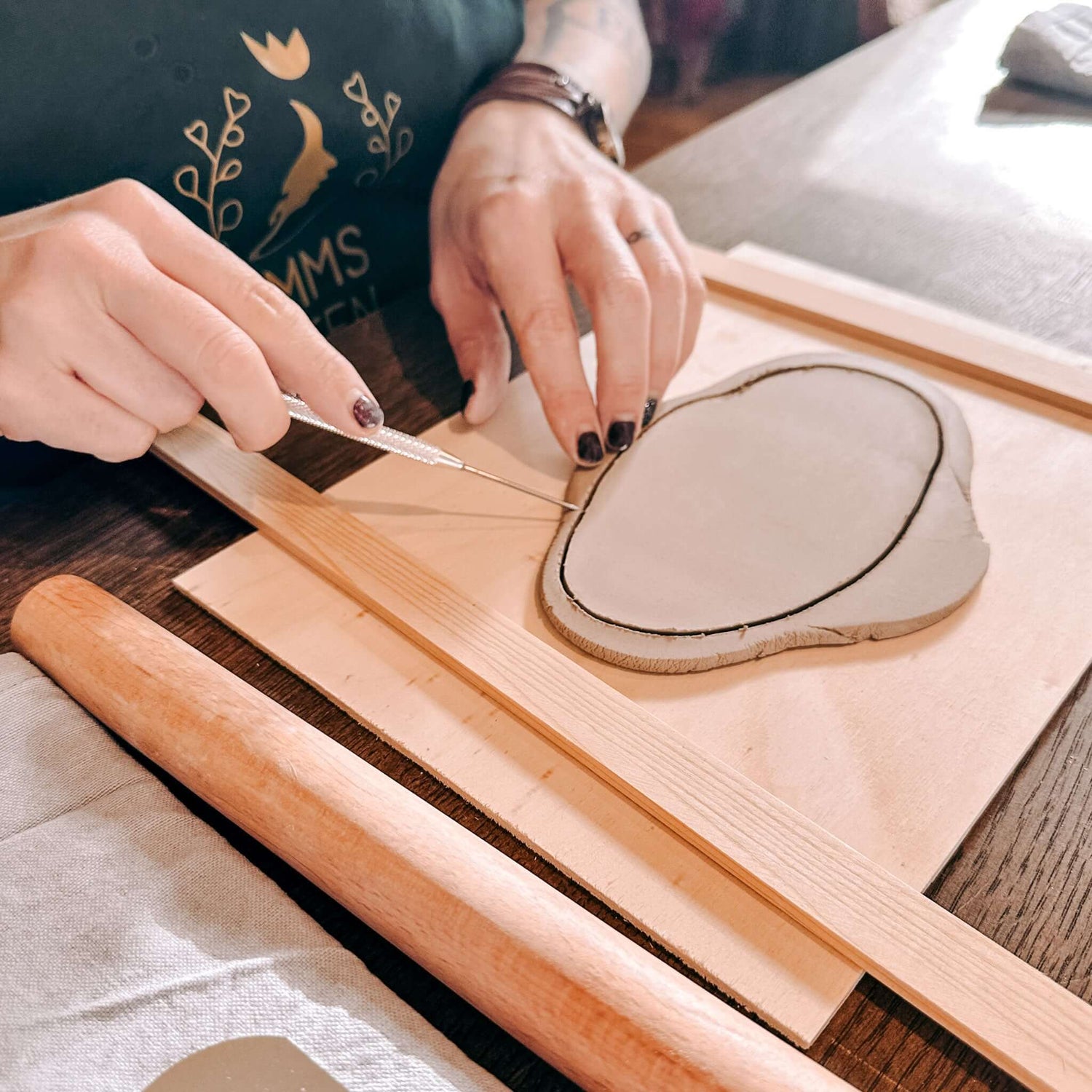 Präzises Schnitzen mit Werkzeug in Ton auf Holzplatte – Textur gestalten Handbuilding Pottery Grimms Garten