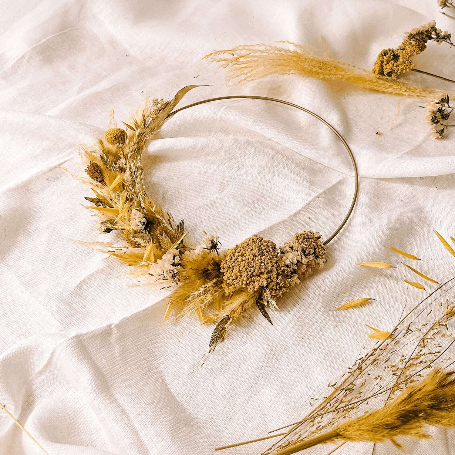 Gelber Trockenblumenring mit Garn im Ring – nachhaltige DIY Dekoidee aus der Box Sonnenlicht.