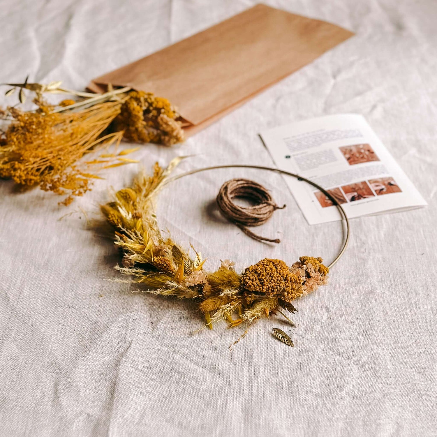 Trockenblumenring Sonnenlicht mit gelben Blüten – DIY Dekoidee für natürliche Wandgestaltung.