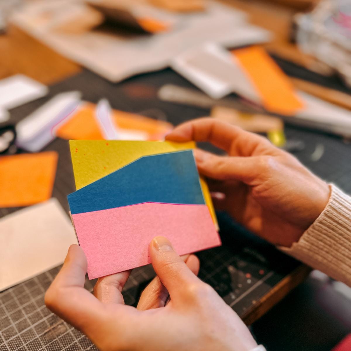 Drei verschiedene Lederfarben als Optionen, kreativer DIY Workshop bei Grimms Garten Berlin