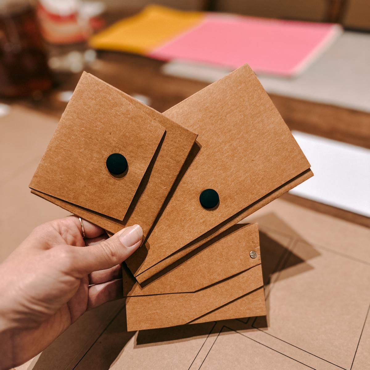 Zwei Schablonen für Portemonnaies aus braunem Leder – DIY Workshop, veganes Leder, nachhaltige Geldbörse.