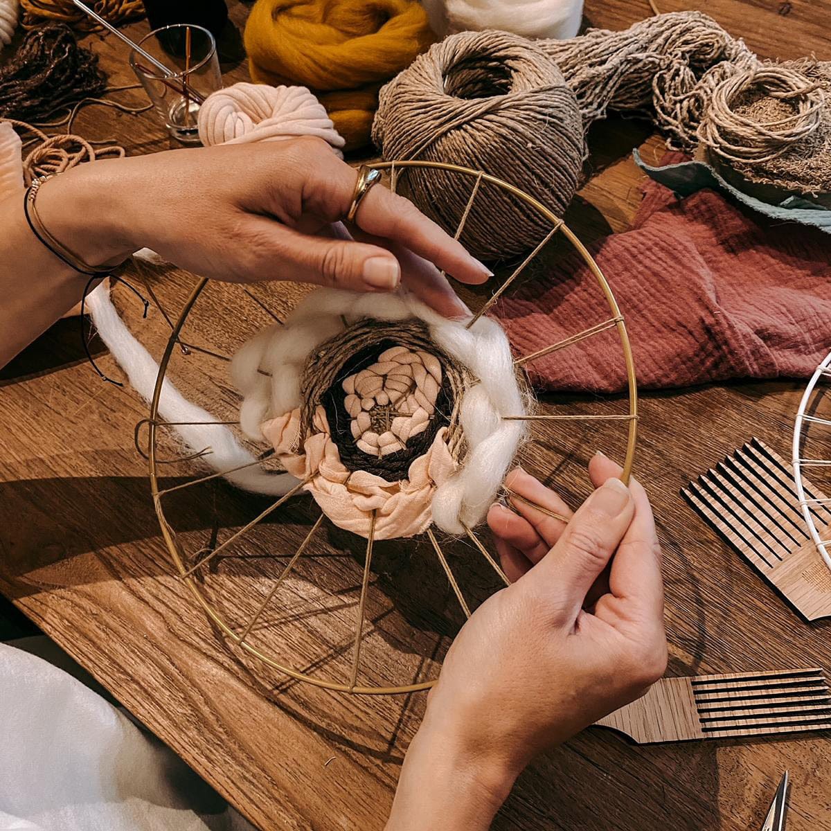 Zwei Hände bearbeiten Rundweben-Projekt – kreativer Rundweben Workshop mit Boho Flair in Berlin.