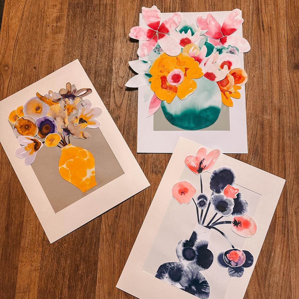 Drei fertige Flower Bouquets auf Tisch in verschiedenen Farben – Aquarellmalerei DIY Workshop.