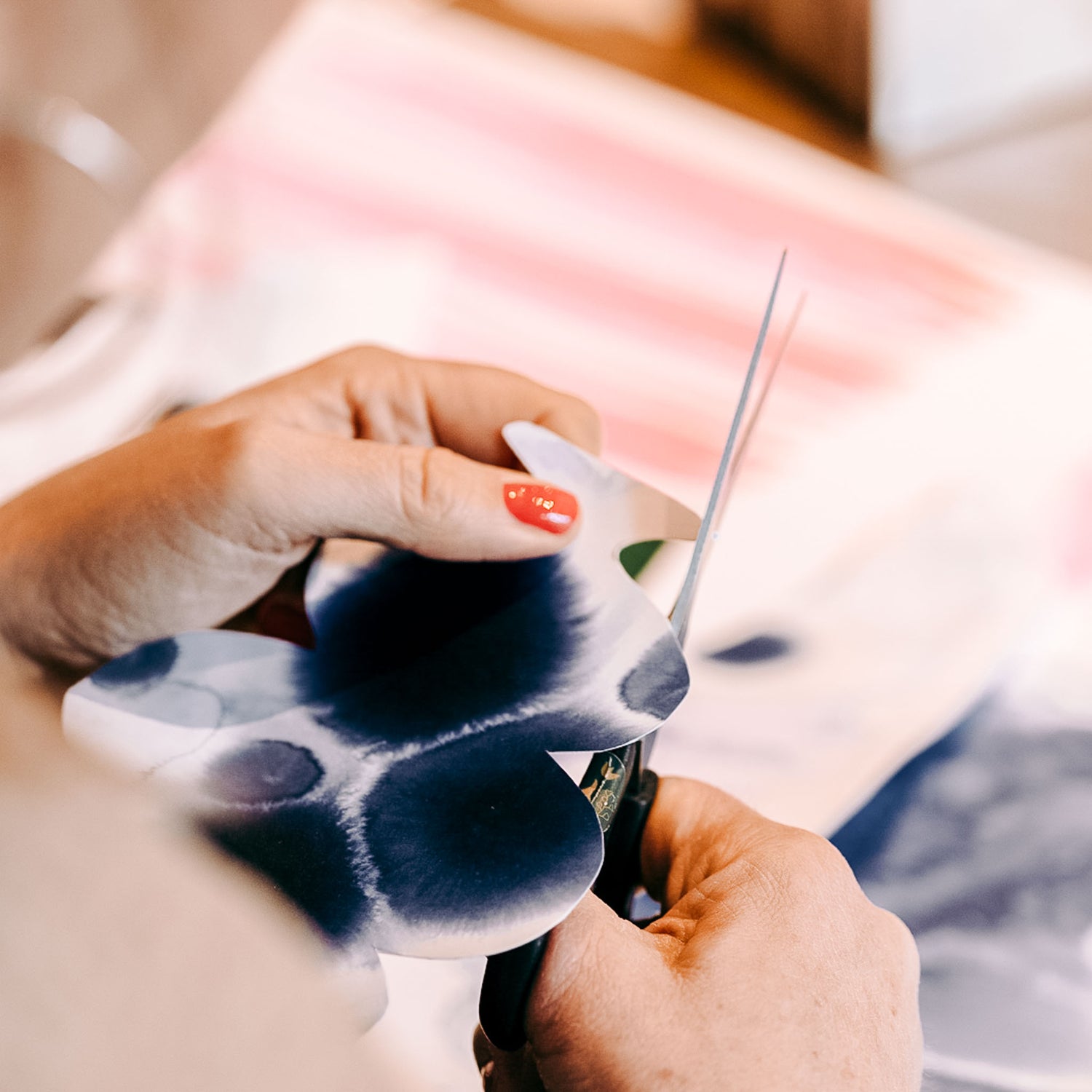 Hand schneidet Aquarellvase mit Schere aus – DIY Flower Bouquet, Collage Technik Workshop.