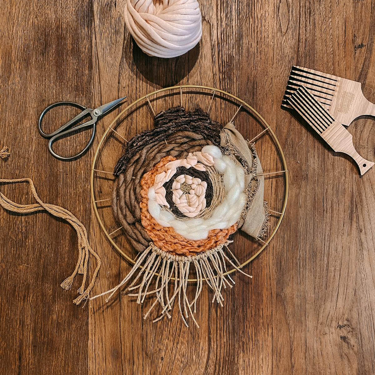 Fast fertiges Rundweben mit Schere und Wolle – DIY Boho Wandbild Kurs für kreative Dekoideen.