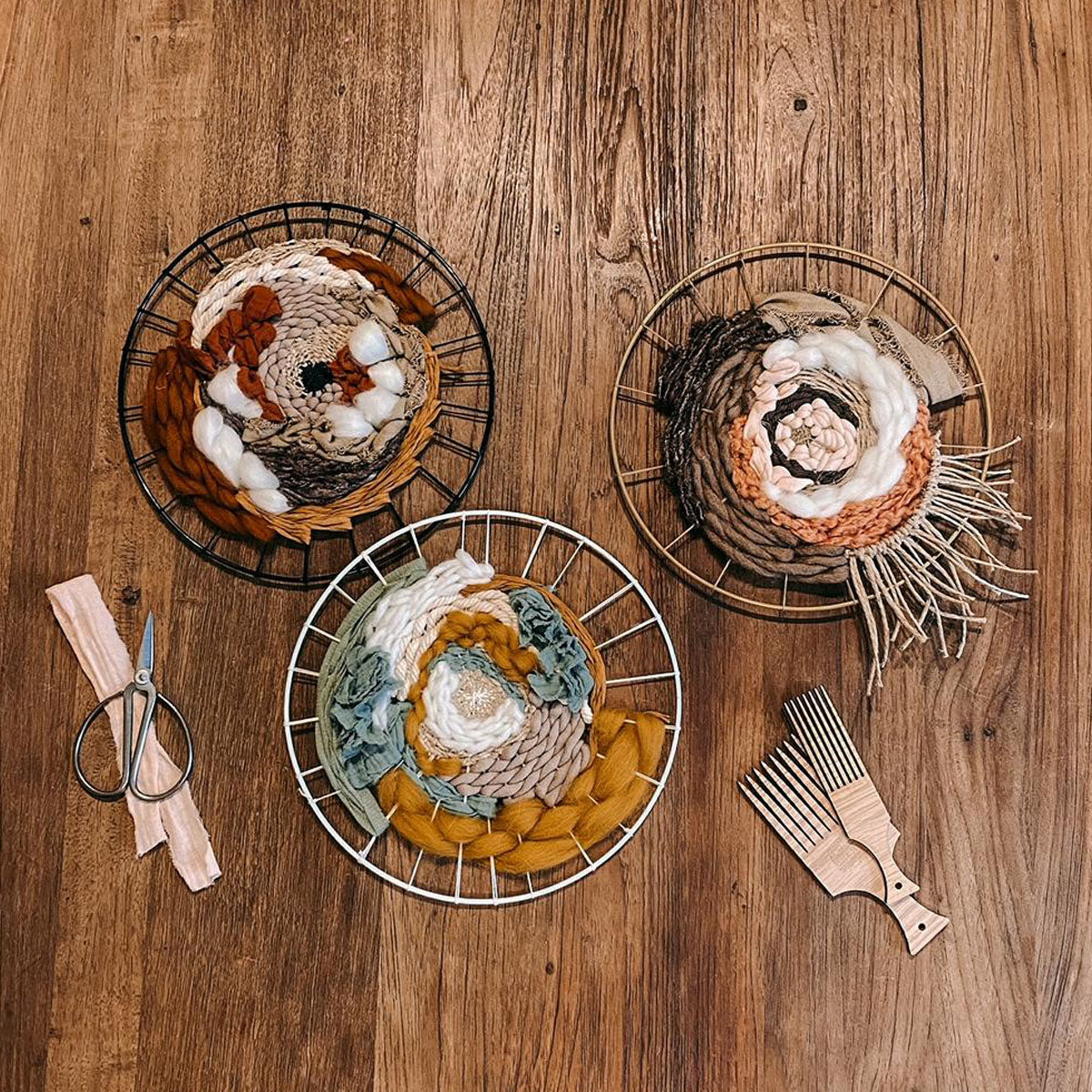 Drei fertige Rundweben in verschiedenen Farben – Boho Deko Kurs für individuelle Wandgestaltung.