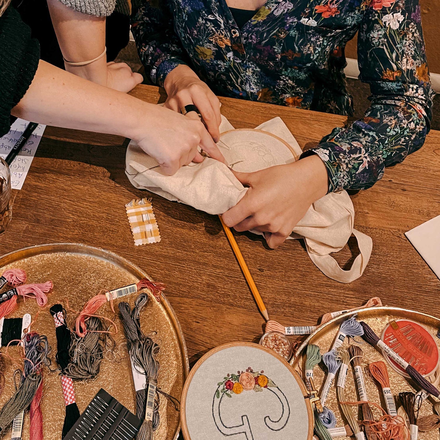 Buntes Garn und vier Hände, die Blume sticken – stickerei workshop, handarbeit, diy mode, embroidery art.