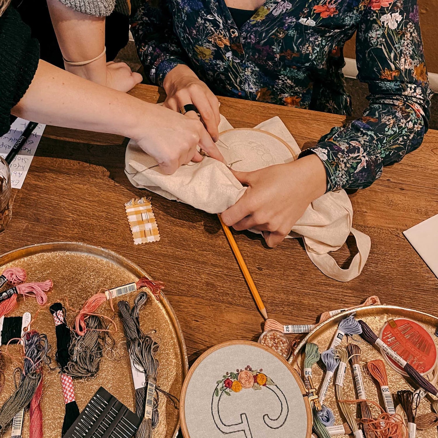 Buntes Garn und vier Hände, die Blume sticken – stickerei workshop, handarbeit, diy mode, embroidery art.