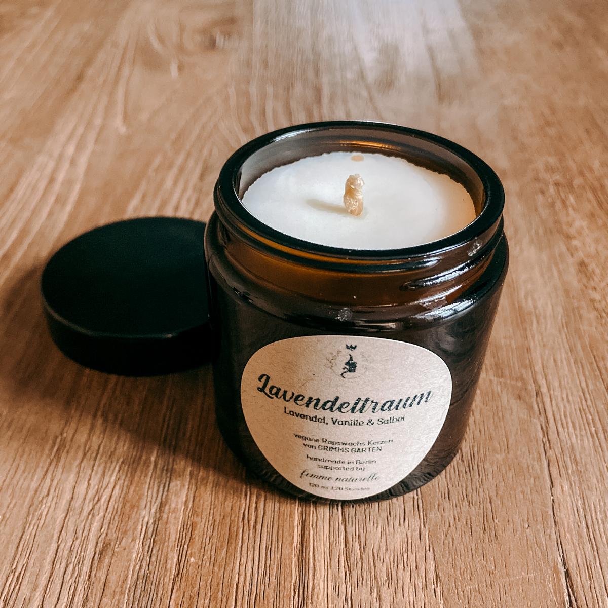 Vegane Duftkerze „Lavendeltraum“ ohne Deckel mit zartem Lavendelduft, handgegossen von Grimms Garten.