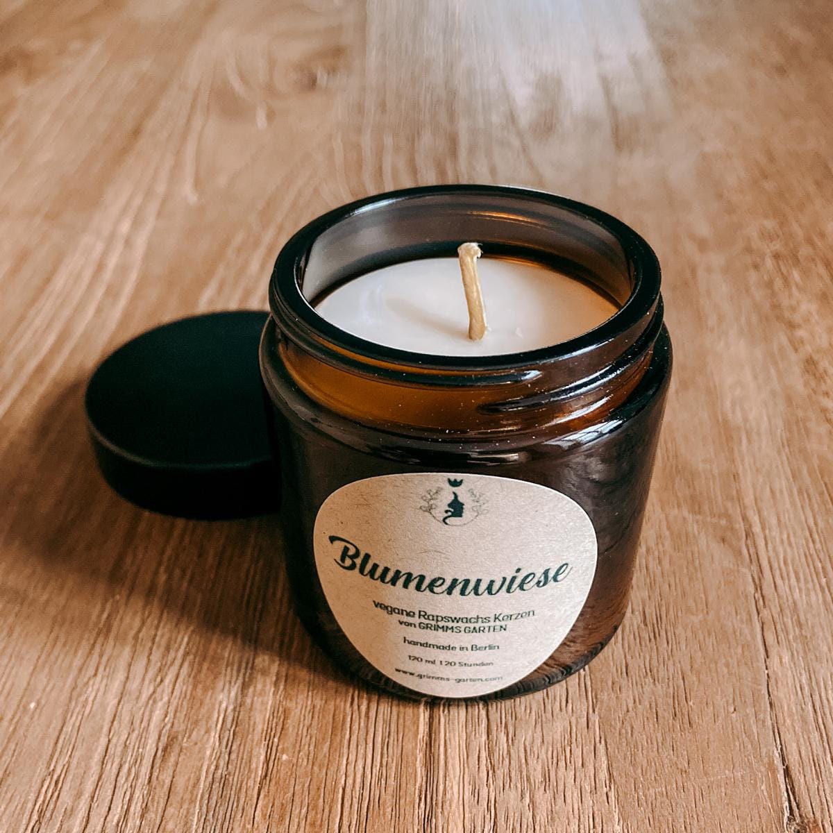 Vegane Duftkerze „Blumenwiese“ ohne Deckel auf Holztisch – blumiger, natürlicher Raumduft.