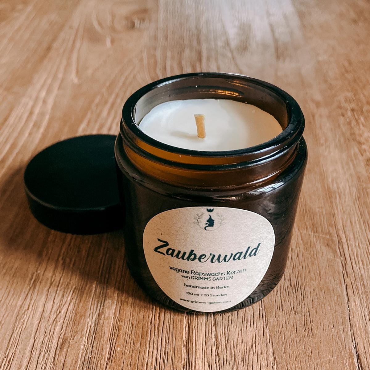 Vegane Duftkerze „Zauberwald“ ohne Deckel, natürlicher Waldduft mit ätherischen Ölen für Entspannung.