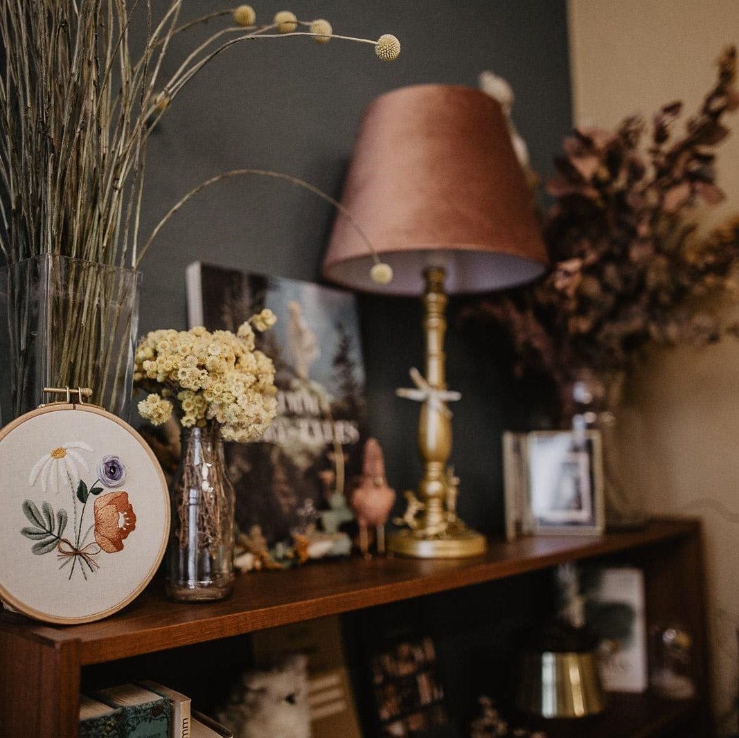 Foto von Dekorationen auf Regal – Fotokurs Wild Lights, Dekor und Stillleben gekonnt fotografieren lernen.