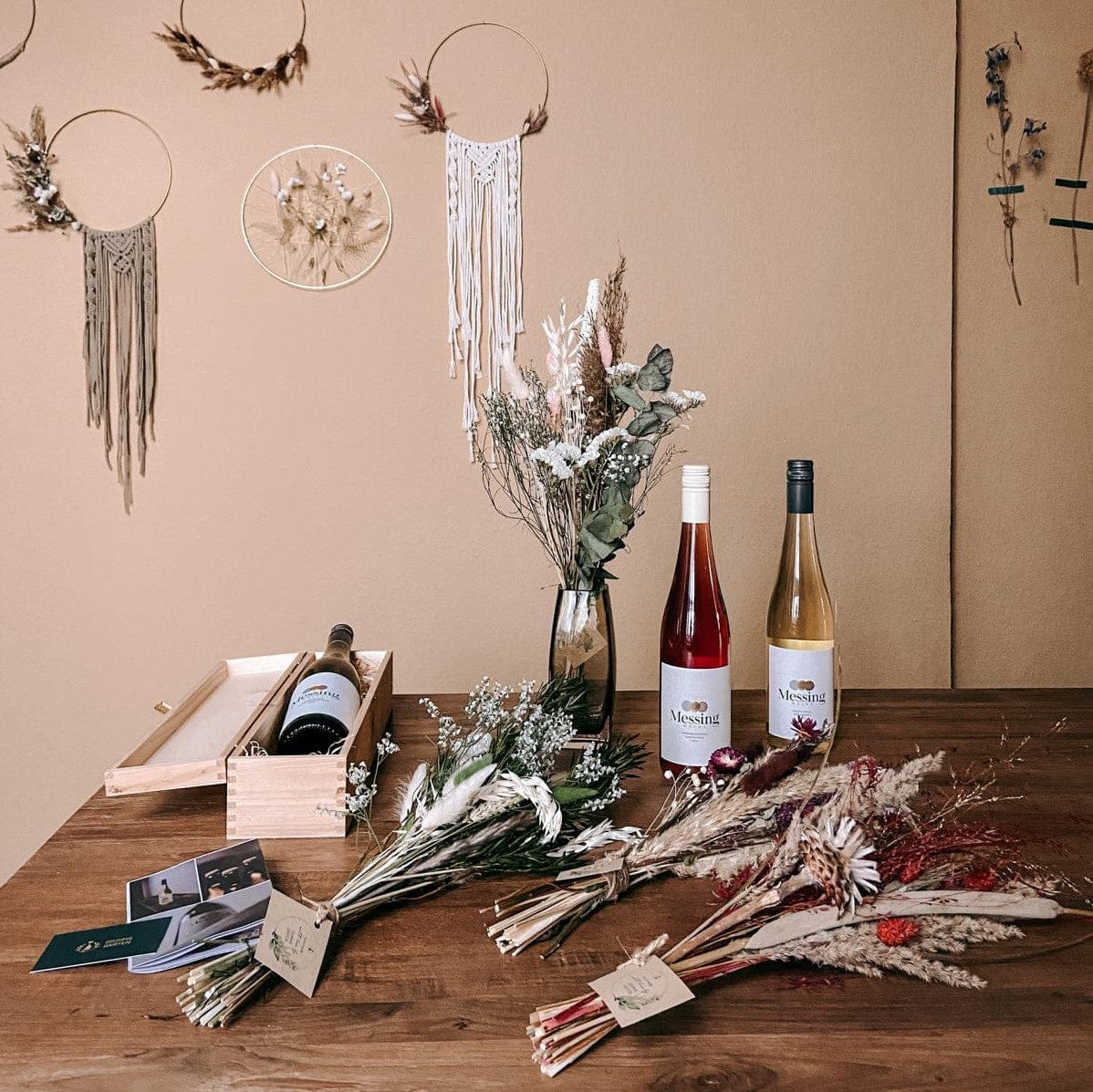 Verschiedene Trockenblumensträuße Froschkönig auf Tisch, bunte Blau- und Grüntöne, stilvolle Dekoidee.