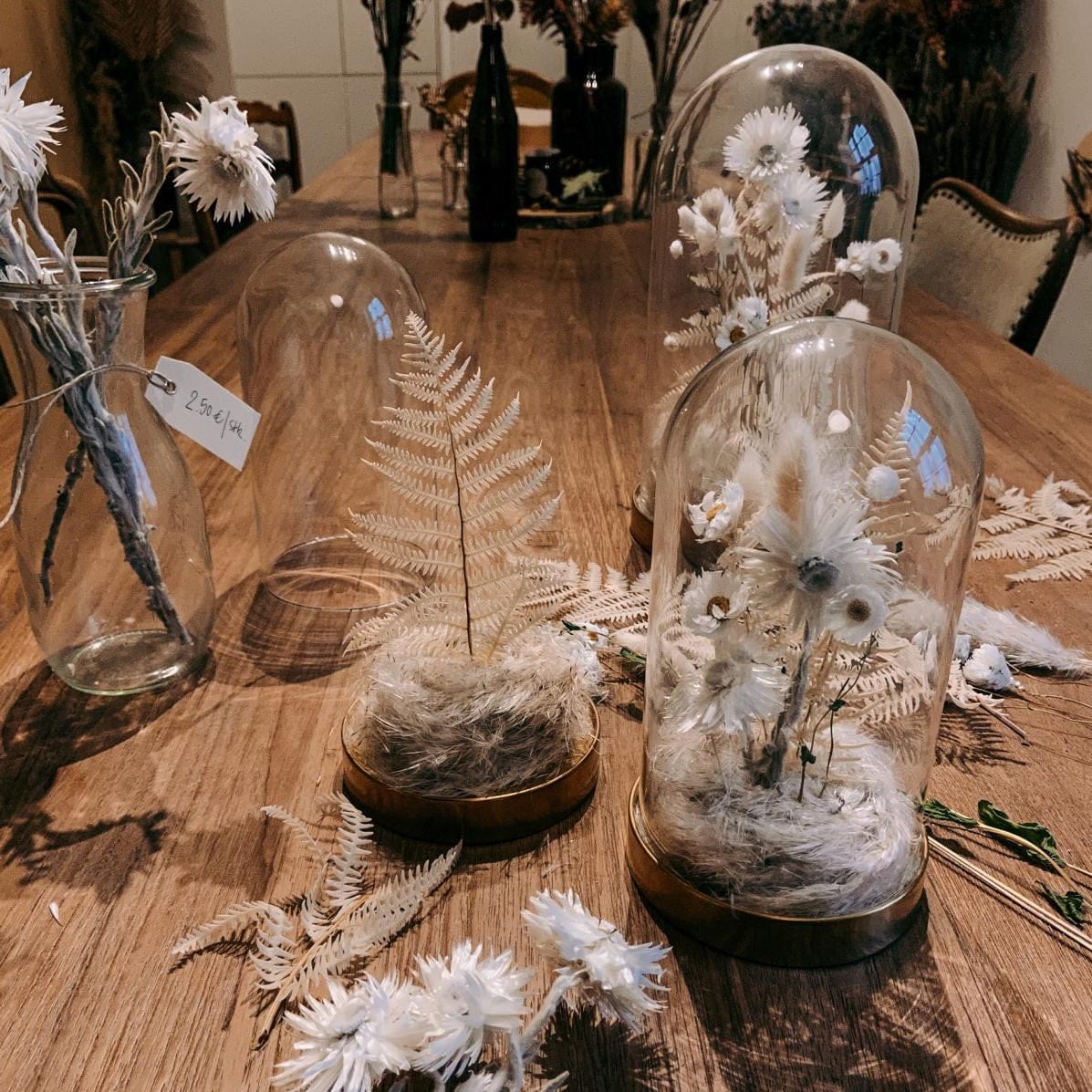 Mehrere Glasglocken mit weißen Trockenblumen – nachhaltige Boho Deko, DIY Workshop.